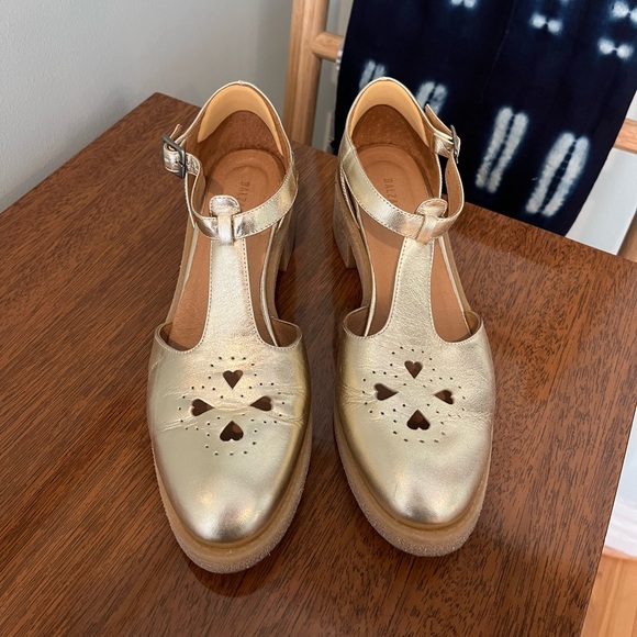 Classic French Shoe: Balzac Paris Light Gold Rosie Sandals - Picture 7 of 9